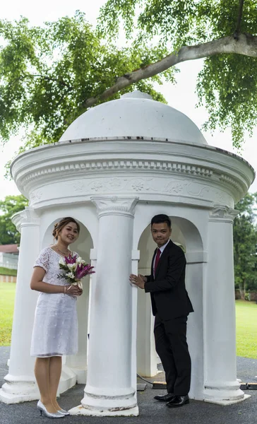 Asiático casal amoroso pré-casamento sessão de fotos ao ar livre . — Fotografia de Stock