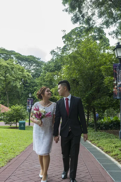 Asiático casal amoroso pré-casamento sessão de fotos ao ar livre. Retratos de pessoas reais naturais casuais . — Fotografia de Stock