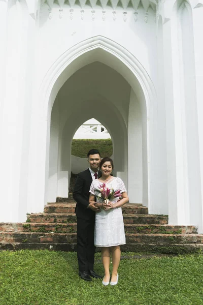 Asiático casal amoroso pré-casamento sessão de fotos ao ar livre. Retratos de pessoas reais naturais casuais . — Fotografia de Stock