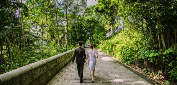 Asiatische liebende Paar vor der Hochzeit Outdoor-Fotoshooting. Natürliche Porträts echter Menschen. — Stockfoto