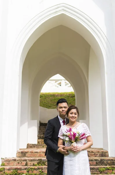 Asiático casal amoroso pré-casamento sessão de fotos ao ar livre. Retratos de pessoas reais naturais casuais . — Fotografia de Stock