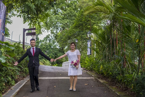 Asiática amante pareja pre-boda al aire libre sesión de fotos. Casuales personas naturales reales retratos . —  Fotos de Stock