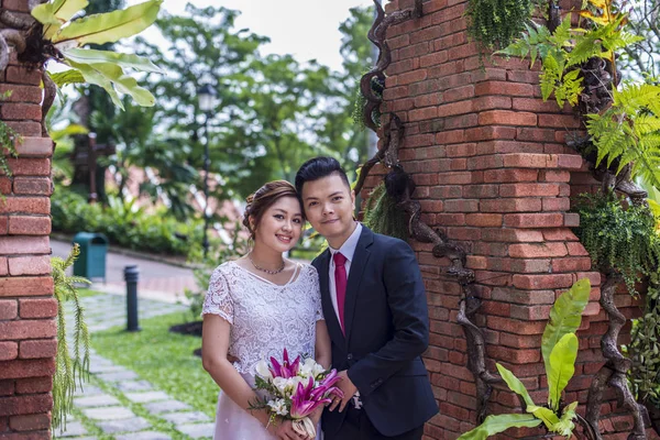 Asiático casal amoroso pré-casamento sessão de fotos ao ar livre. Retratos de pessoas reais naturais casuais . — Fotografia de Stock