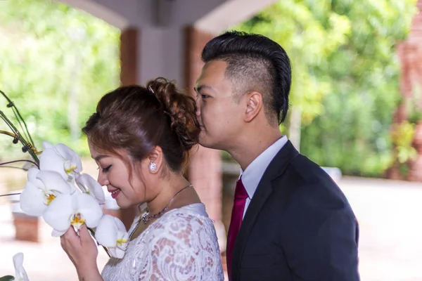 Asiático casal amoroso pré-casamento sessão de fotos ao ar livre. Retratos de pessoas reais naturais casuais . — Fotografia de Stock