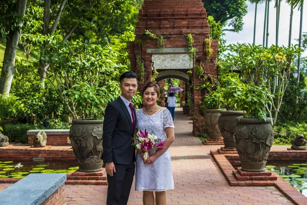 Asiático casal amoroso pré-casamento sessão de fotos ao ar livre. Retratos de pessoas reais naturais casuais . — Fotografia de Stock