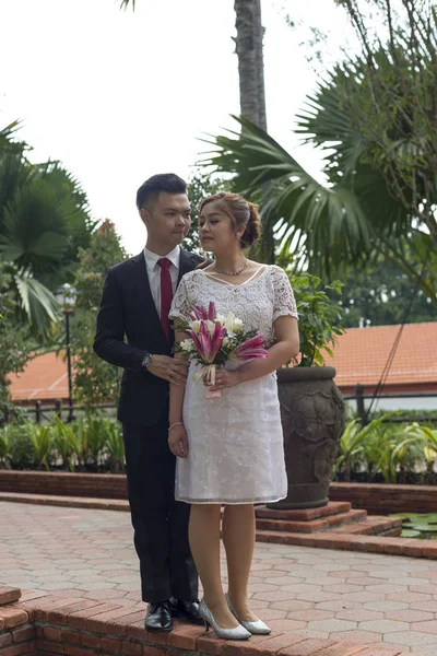 Asiático casal amoroso pré-casamento sessão de fotos ao ar livre. Retratos de pessoas reais naturais casuais . — Fotografia de Stock