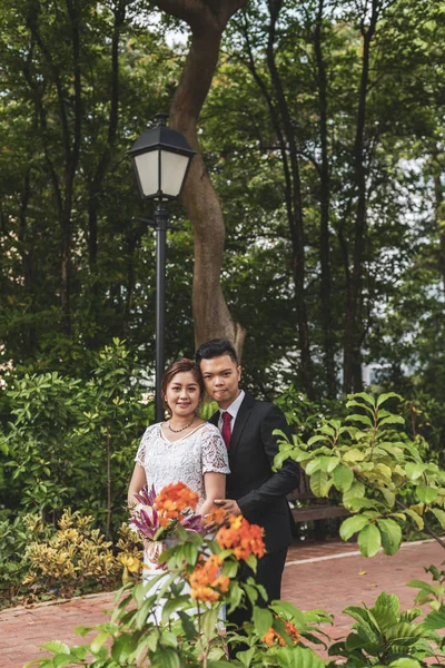 Ασιατικό ζευγάρι που αγαπά πριν από το γάμο εξωτερική φωτογράφιση. Περιοδικά πορτρέτα φυσικών πραγματικών ανθρώπων. — Φωτογραφία Αρχείου