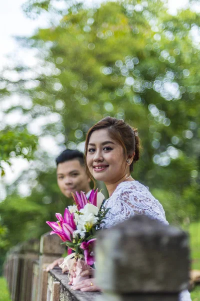 Asiática amante pareja pre-boda al aire libre sesión de fotos. Casuales personas naturales reales retratos . —  Fotos de Stock