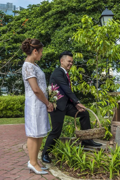 Asiático casal amoroso pré-casamento sessão de fotos ao ar livre. Retratos de pessoas reais naturais casuais . — Fotografia de Stock