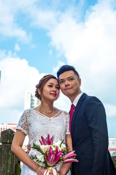 Asiático casal amoroso pré-casamento sessão de fotos ao ar livre. Retratos de pessoas reais naturais casuais . — Fotografia de Stock