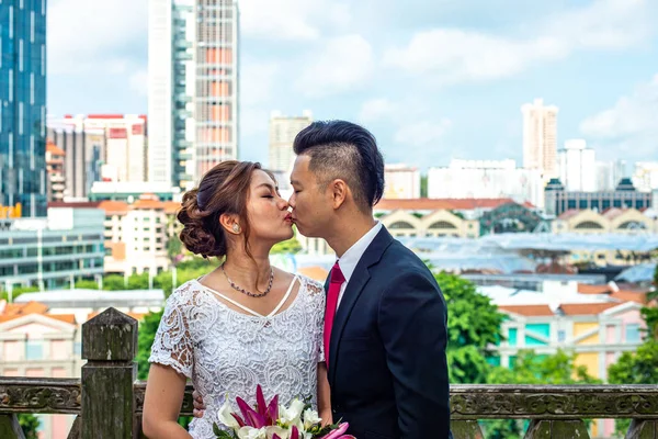 Asiática amante pareja pre-boda beso —  Fotos de Stock