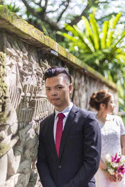 Asiático casal amoroso pré-casamento sessão de fotos ao ar livre . — Fotografia de Stock