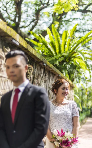 Asiático casal amoroso pré-casamento sessão de fotos ao ar livre . — Fotografia de Stock