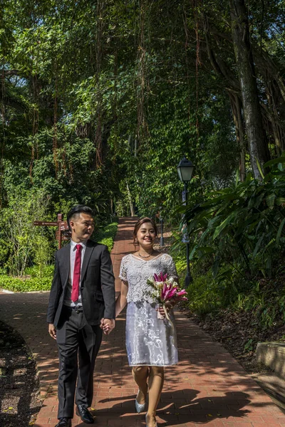 Asiático casal amoroso pré-casamento sessão de fotos ao ar livre — Fotografia de Stock