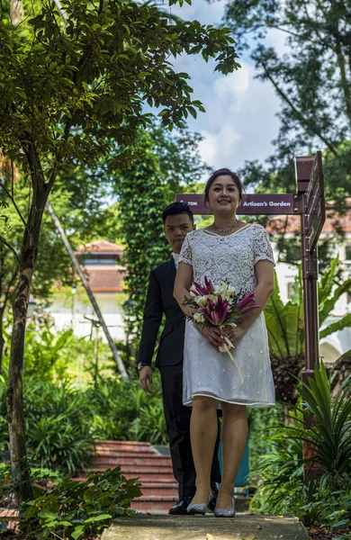 Asiática amante pareja pre-boda al aire libre sesión de fotos. Casuales retratos naturales de personas reales. Amar pareja romántica . —  Fotos de Stock