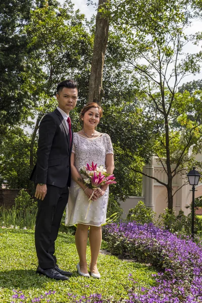 Asiático casal amoroso pré-casamento sessão de fotos ao ar livre. Retratos casuais de pessoas reais naturais. Amante casal romântico . — Fotografia de Stock