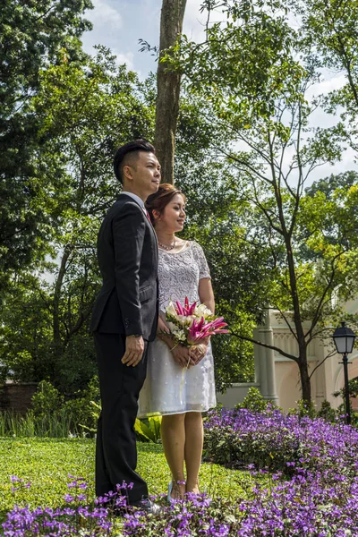 Asiático casal amoroso pré-casamento sessão de fotos ao ar livre. Retratos casuais de pessoas reais naturais. Amante casal romântico . — Fotografia de Stock