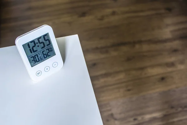 İçerideki elektronik Lcd dijital saat nem sıcaklığı sensör gösterici aygıtıyla