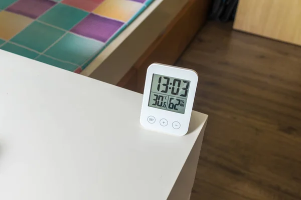 İçerideki elektronik Lcd dijital saat nem sıcaklığı sensör gösterici aygıtıyla