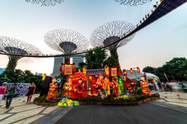 Singapur 'da, Singapur' daki Marina Bay Sands Oteli 'nin yanındaki Bahçe' de Çin Sonbahar Fener Festivali