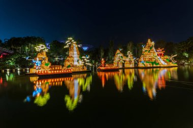 Singapur Çin Güz ortası Fener Festivali Bayrak Turistleri 'nin bahçesinde turistik geziler ve geziler..