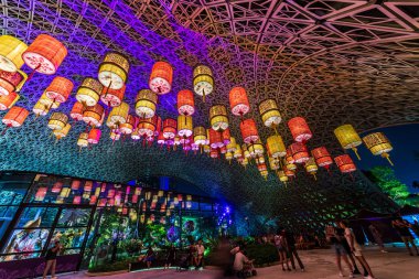 Sonbahar ortası Çin Fener Festivali körfezdeki Garden 'da. Turistler gezmekten ve gezmekten hoşlanır..