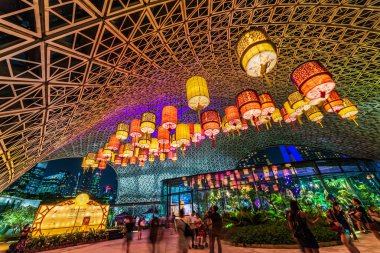 Singapur Çin Sonbahar ortası Fener Festivali. Turistler gezmekten ve gezmekten hoşlanır..
