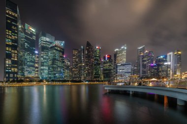 Singapur, Gece aydınlatılmış şehir manzarası marina tarafından ticari finans merkezi iş bölgesi.
