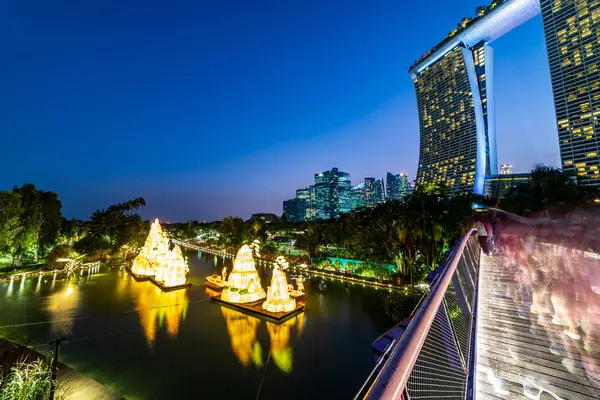 Singapur Cityscape hito noche larga exposición vista de Marina Bay Sands Casino Hotel edificio entorno — Foto de Stock