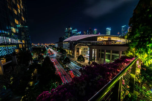 Singapur Cityscape hito noche larga exposición vista de Marina Bay Sands Casino Hotel edificio entorno — Foto de Stock