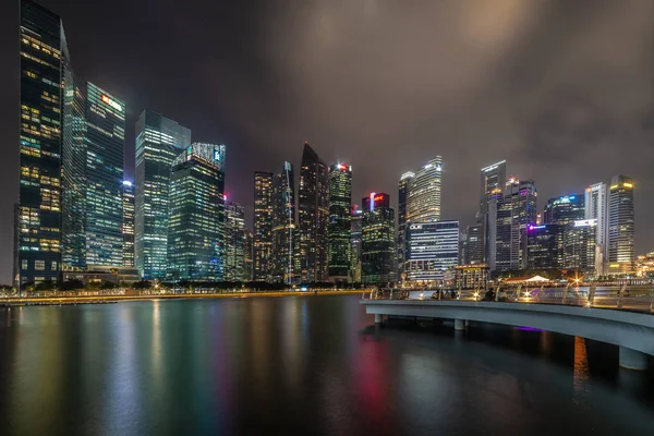 Singapur, Paisaje urbano iluminado de noche del distrito financiero financiero central de Singapur junto al puerto deportivo . — Foto de Stock