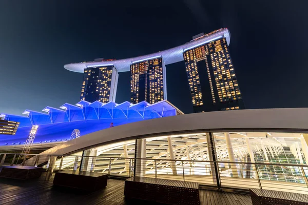 Singapur Cityscape hito noche larga exposición vista de Marina Bay Sands Casino Hotel edificio entorno — Foto de Stock