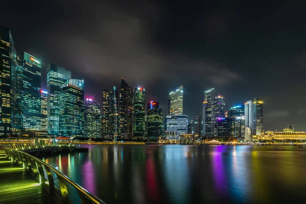 Singapur noche iluminado paisaje de la ciudad paisaje urbano del distrito financiero financiero central de negocios por el puerto deportivo. Edificios Landmark fondo de pantalla . — Foto de Stock