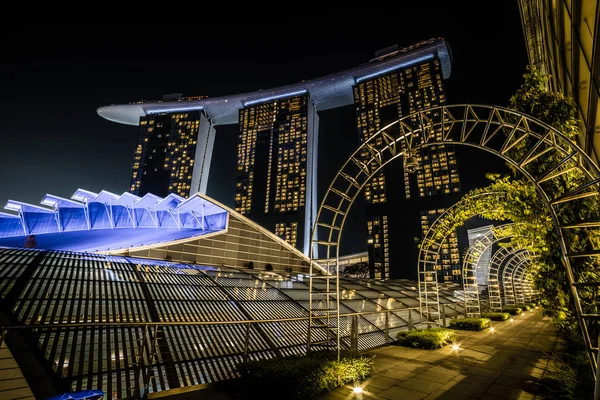 Singapur Cityscape hito noche larga exposición vista de Marina Bay Sands Casino Hotel edificio entorno — Foto de Stock