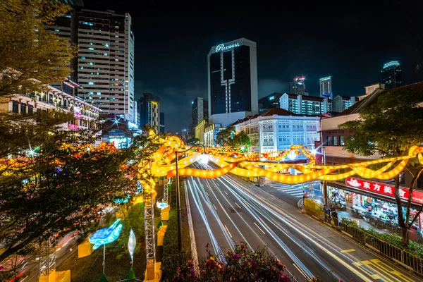 Larga exposición noche movimiento vehículo luz sendero vista de Singapur chinatown central de negocios distrito comercial carretera calle — Foto de Stock