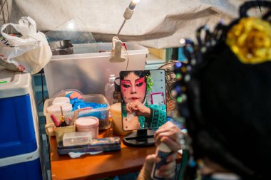 Teochew Operası. Sanatçı makyaj yapıyor. Geleneksel miras sanatı.