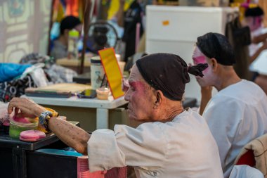 Teochew Operası. Sanatçı makyaj yapıyor. Geleneksel miras sanatı.