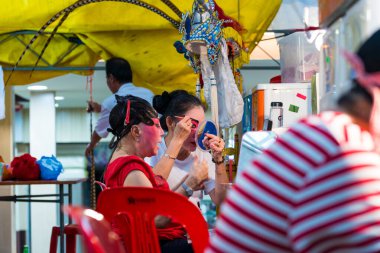 Teochew Operası. Sanatçı makyaj yapıyor. Geleneksel miras sanatı.