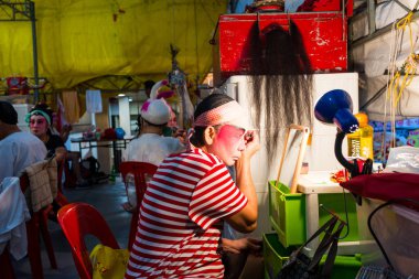 Teochew Operası. Sanatçı makyaj yapıyor. Geleneksel miras sanatı.