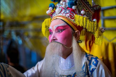 Yedinci Ay Hayalet Festivali sırasında geleneksel opera gösterisi.