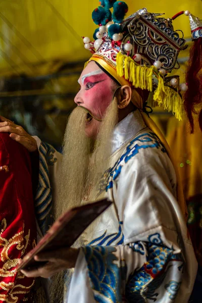 Actuación tradicional de ópera durante el Séptimo Mes Ghost Festival . — Foto de Stock