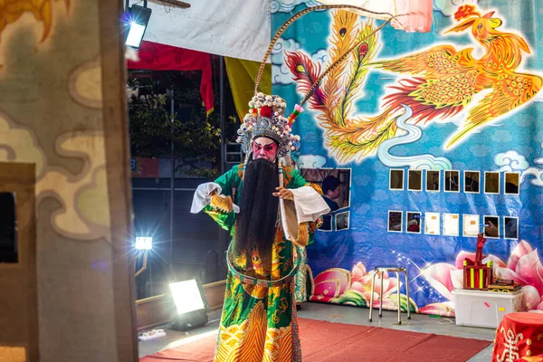 Actuación tradicional de ópera durante el Séptimo Mes Ghost Festival . — Foto de Stock