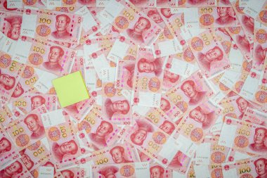 Çin Çin Yuan para birimi 100 dolar banka arka plan olarak para not. Yazı için boş sarı yapışkan kağıt etiketi. Üst görünüm üzerinde düz uzandı.
