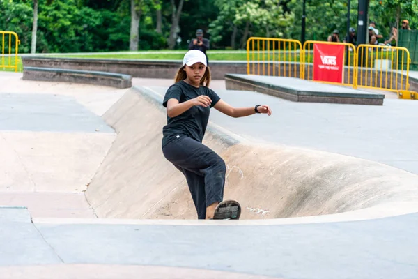 Young asian female lady skater displaying their board skating skills outdoor in skatepark — Stock Photo, Image