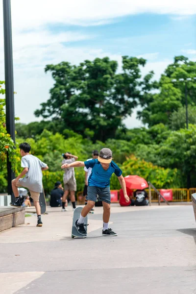 Jovem patinador masculino exibindo suas habilidades de patinação ao ar livre no skatepark — Fotografia de Stock