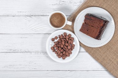 Vaiz keki. Tipik Avusturya çikolatalı keki. Düz yatıyordu.