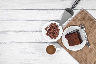 Vaiz keki. Tipik Avusturya çikolatalı keki. Düz yatıyordu.