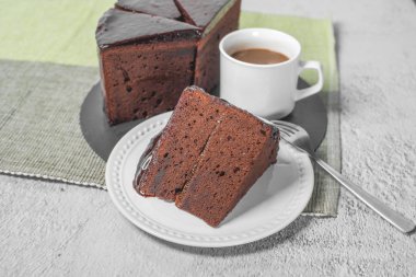 Sacher Cake. İnce bir tabaka kayısı reçeli ve bir fincan kahveli tipik Avusturya çikolatalı keki..