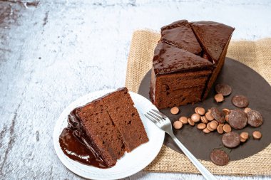 Sacher Cake. İnce bir kayısı reçelli tipik Avusturya çikolatalı keki..