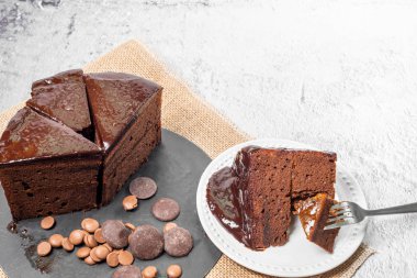 Sacher Cake. İnce bir kayısı reçelli tipik Avusturya çikolatalı keki..